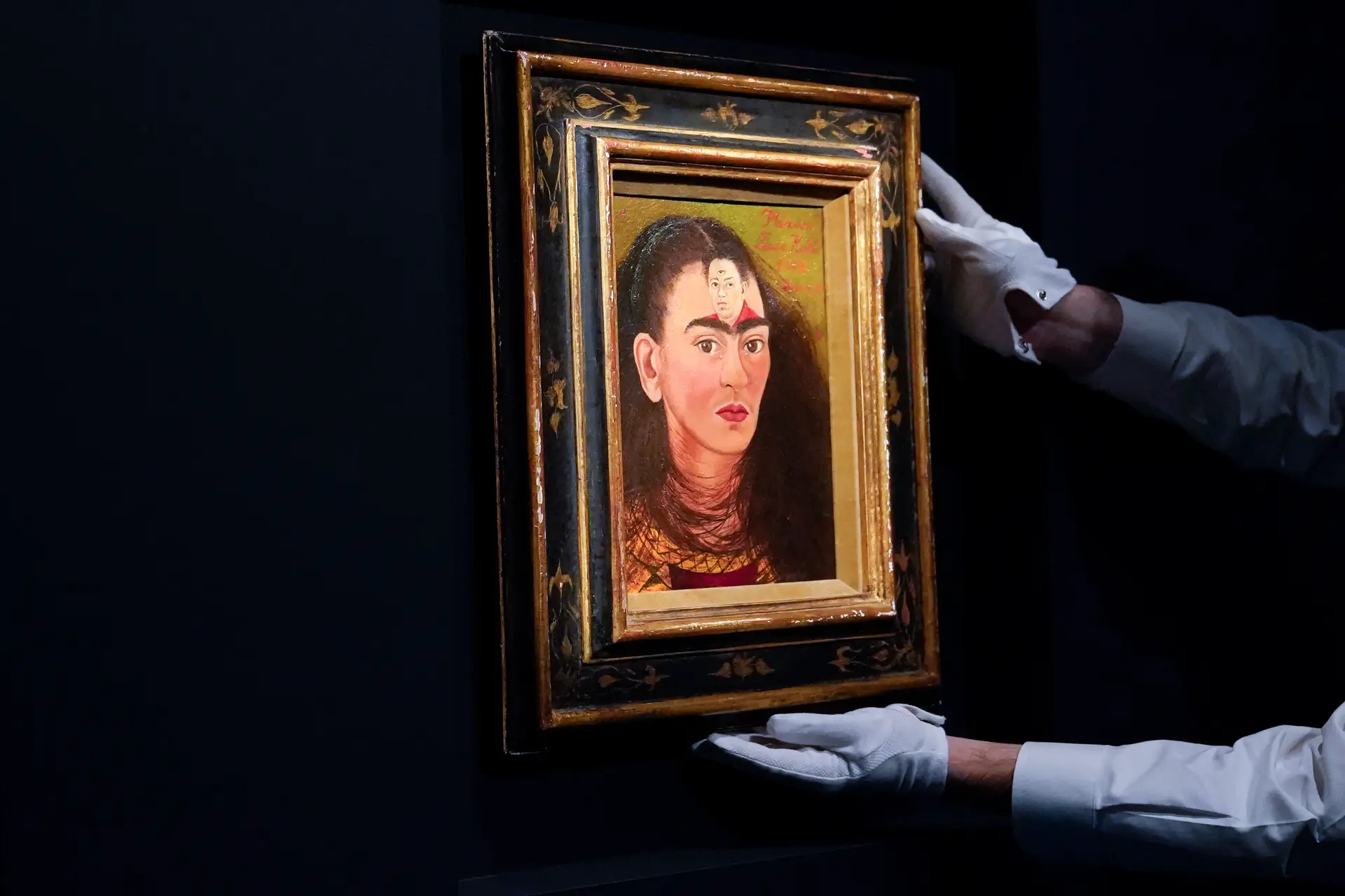 Autorretrato de Frida Khalo vendido por 30,7 milhões de euros