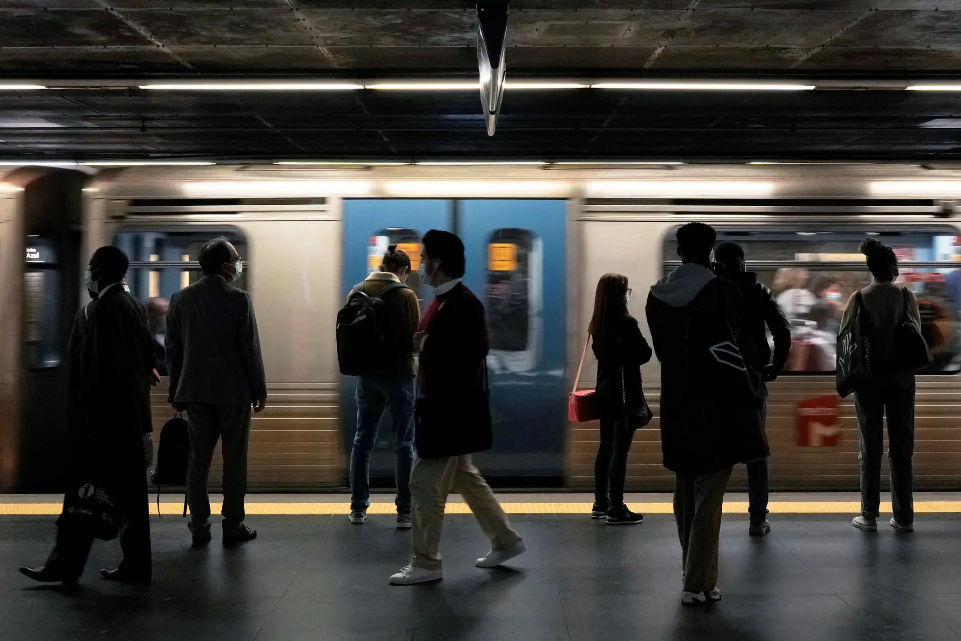 Metro de Lisboa mantém horário na passagem de ano - SIC Notícias Metro de Lisboa mantém horário na passagem de ano - SIC Notícias