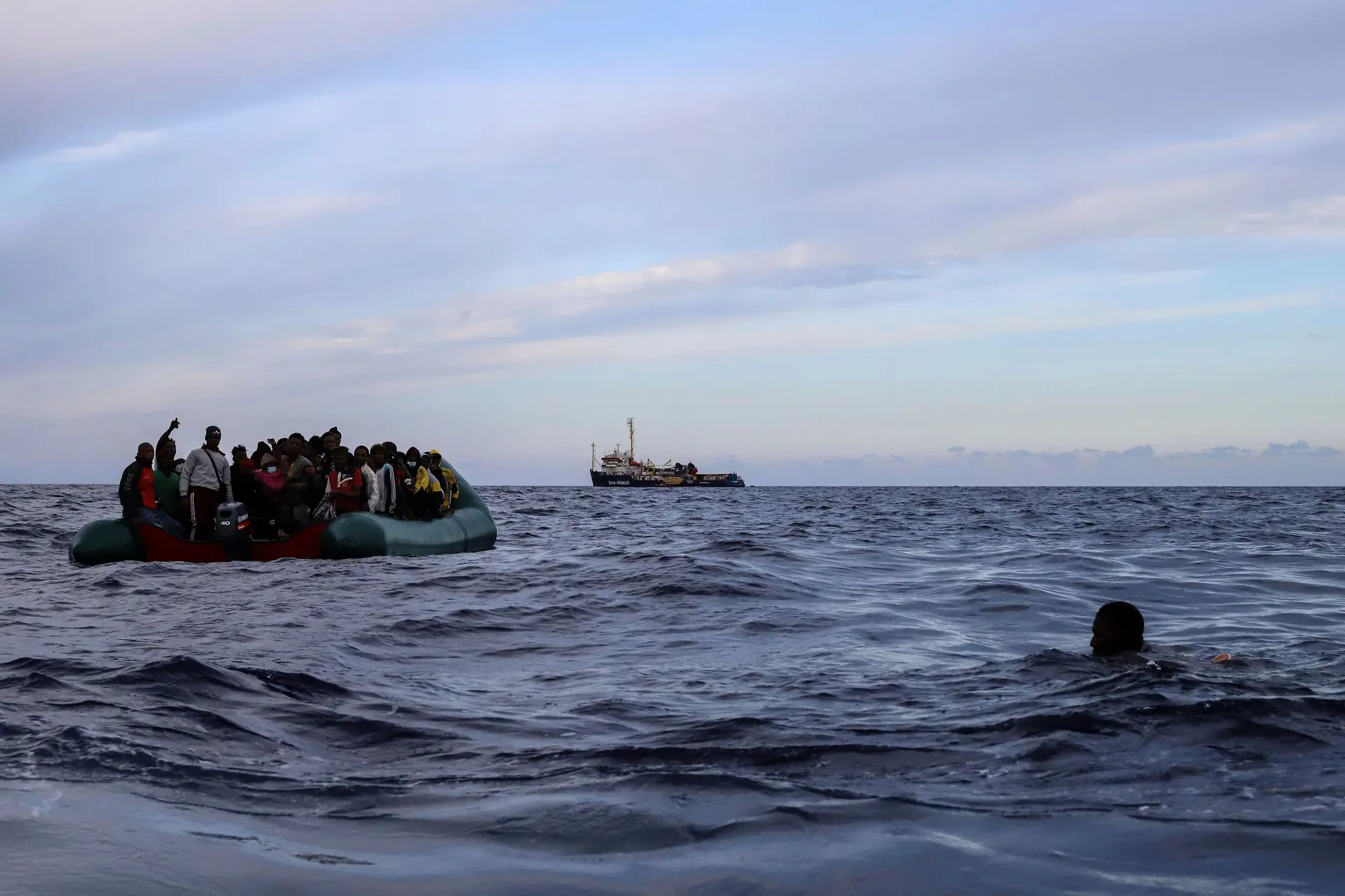 Migrações: 10 cadáveres encontrados em barco sobrelotado ao largo da Líbia