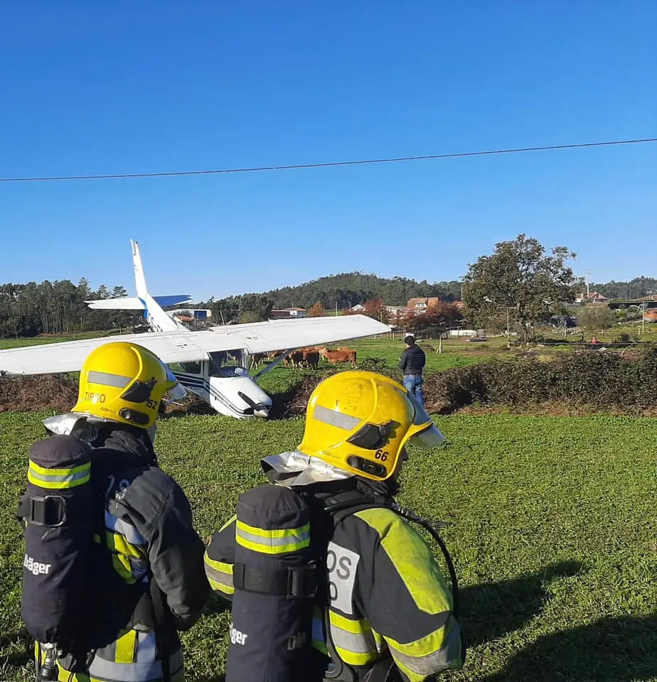 Aeronave de instrução aterra de emergência em campo agrícola