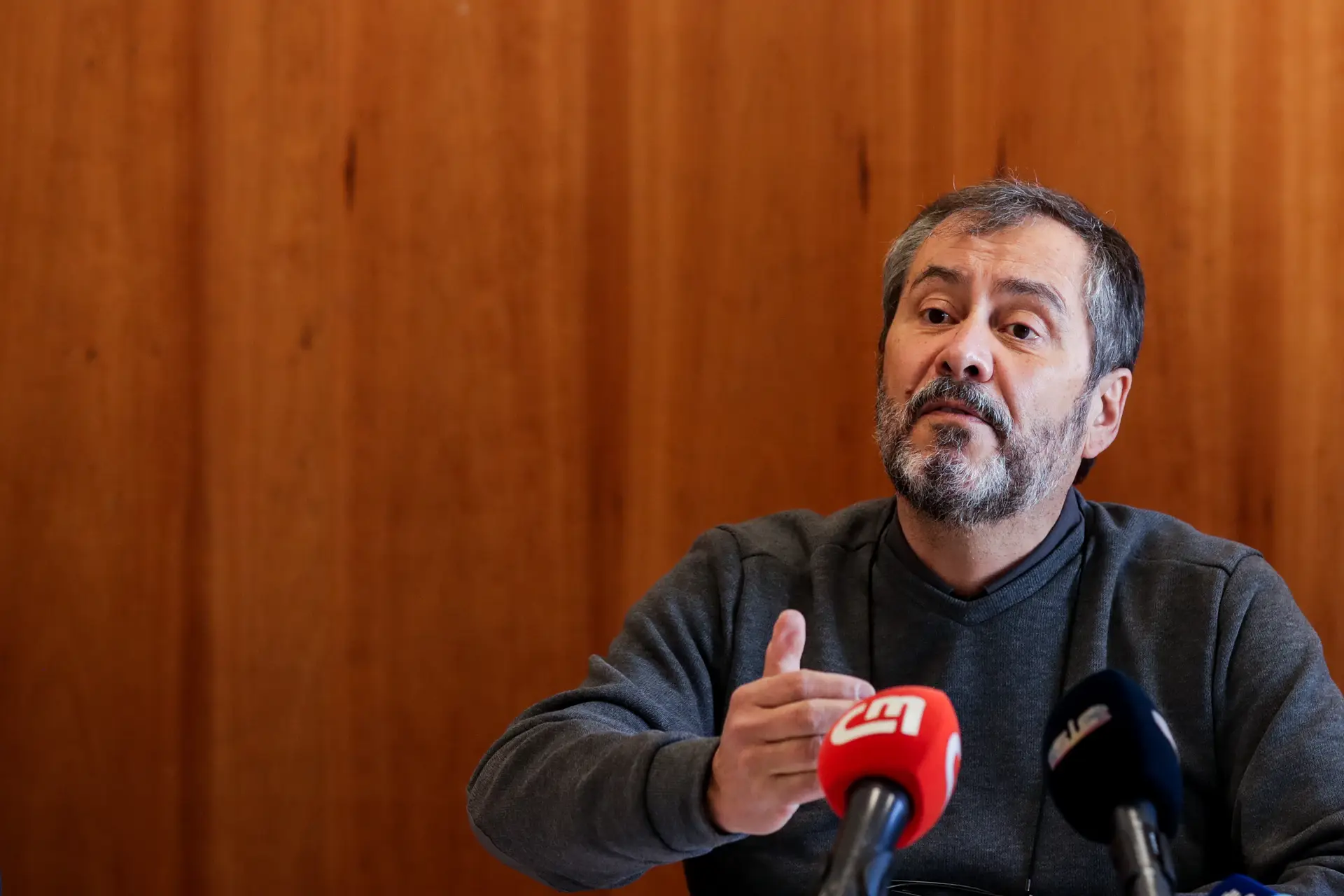 O secretário-geral da Fenprof, Mário Nogueira, fala numa conferência de imprensa sobre a questão da falta de professores, na sede em Lisboa.