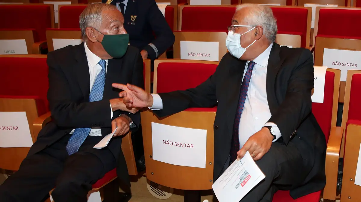 O Presidente da República, Marcelo Rebelo de Sousa (E), conversa com o primeiro-ministro, António Costa, durante a reunião sobre a situação epidemiológica em Portugal na sede do Infarmed, em Lisboa.