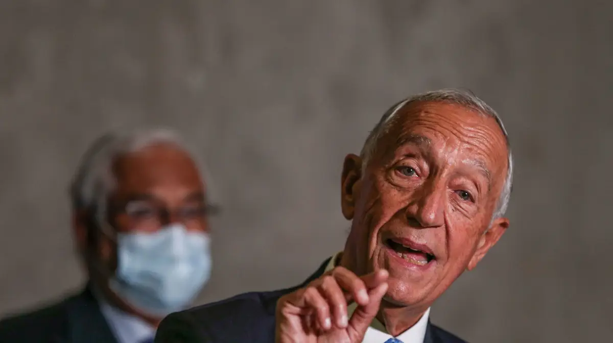 O Presidente da República, Marcelo Rebelo de Sousa (D), acompanhado pelo primeiro-ministro, António Costa, fala aos jornalistas no final da reunião sobre a situação epidemiológica em Portugal na sede do Infarmed, em Lisboa.