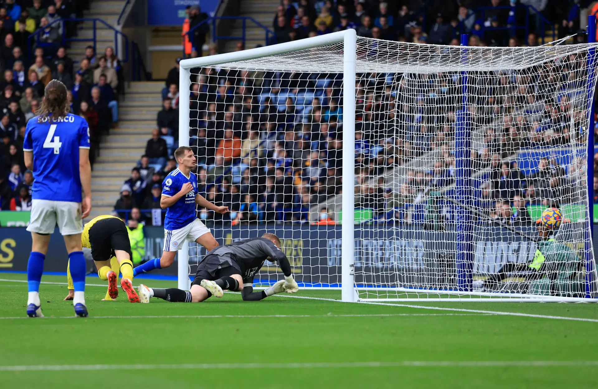 Chelsea vence em Leicester e segue firme no topo da Premier League