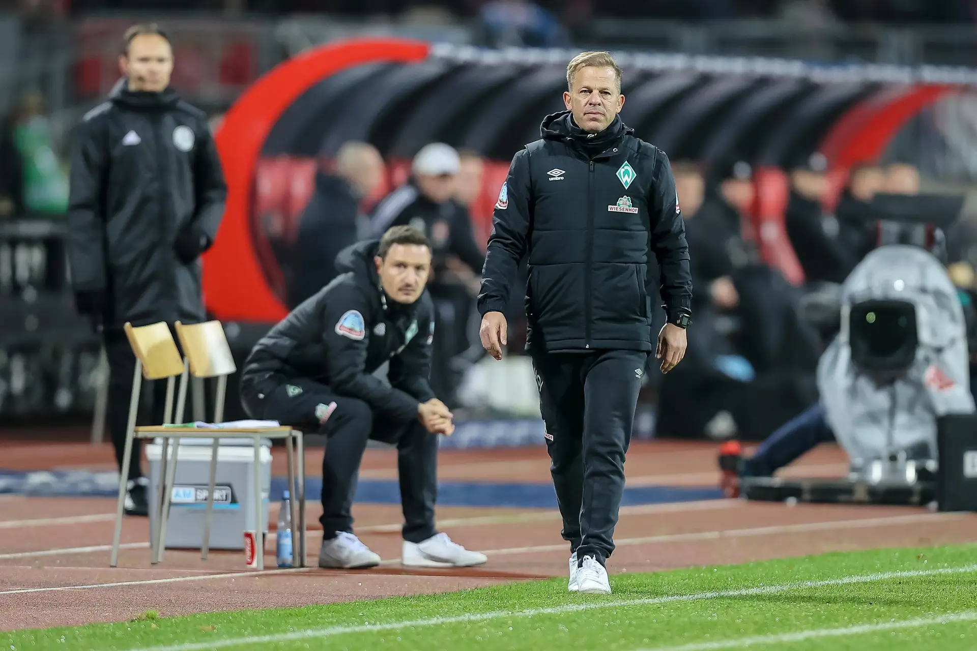 Treinador do Werder Bremen demite-se por suspeita de certificado covid-19 falso