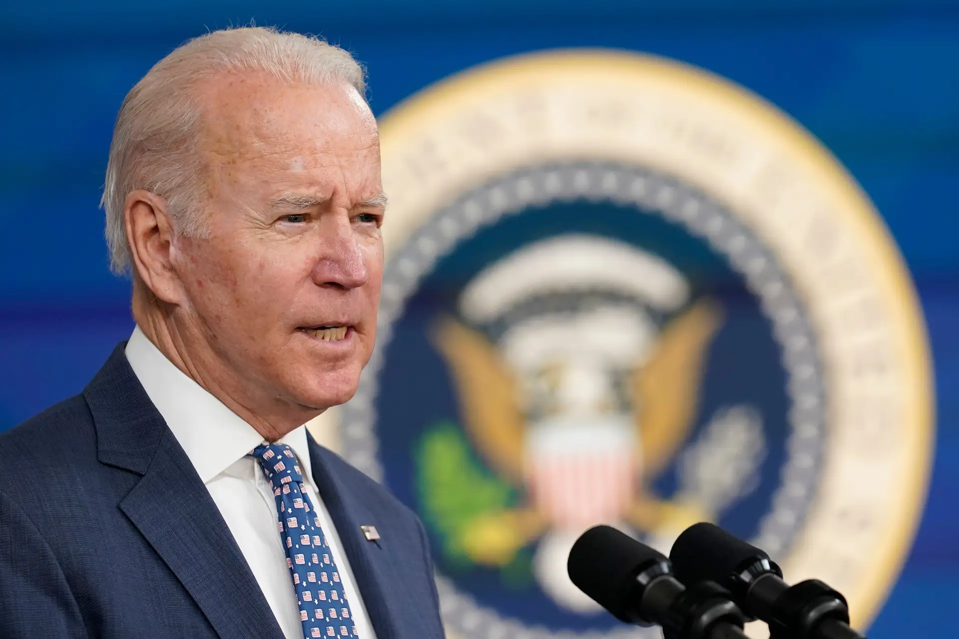 Covid-19: Joe Biden diz que não há "motivo para pânico" com variante Ómicron