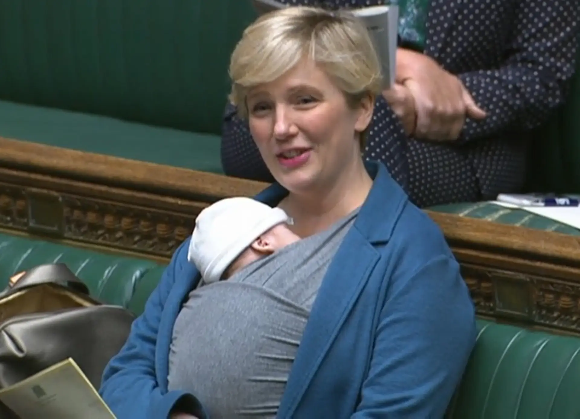 Deputada britânica repreendida por levar filho de três meses para debate parlamentar