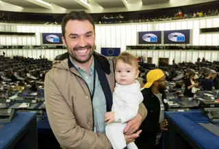 O eurodeputado, na altura, do PAN, Francisco Guerreiro, leva a sua filha beb&eacute; para o Parlamento Europeu.
