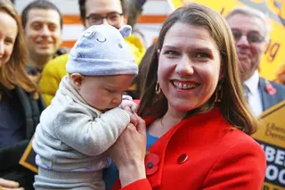Acredita-se que a ex-deputada Jo Swinson foi a primeira a embalar um beb&eacute; durante um debate na C&acirc;mara dos Comuns, em 2018.