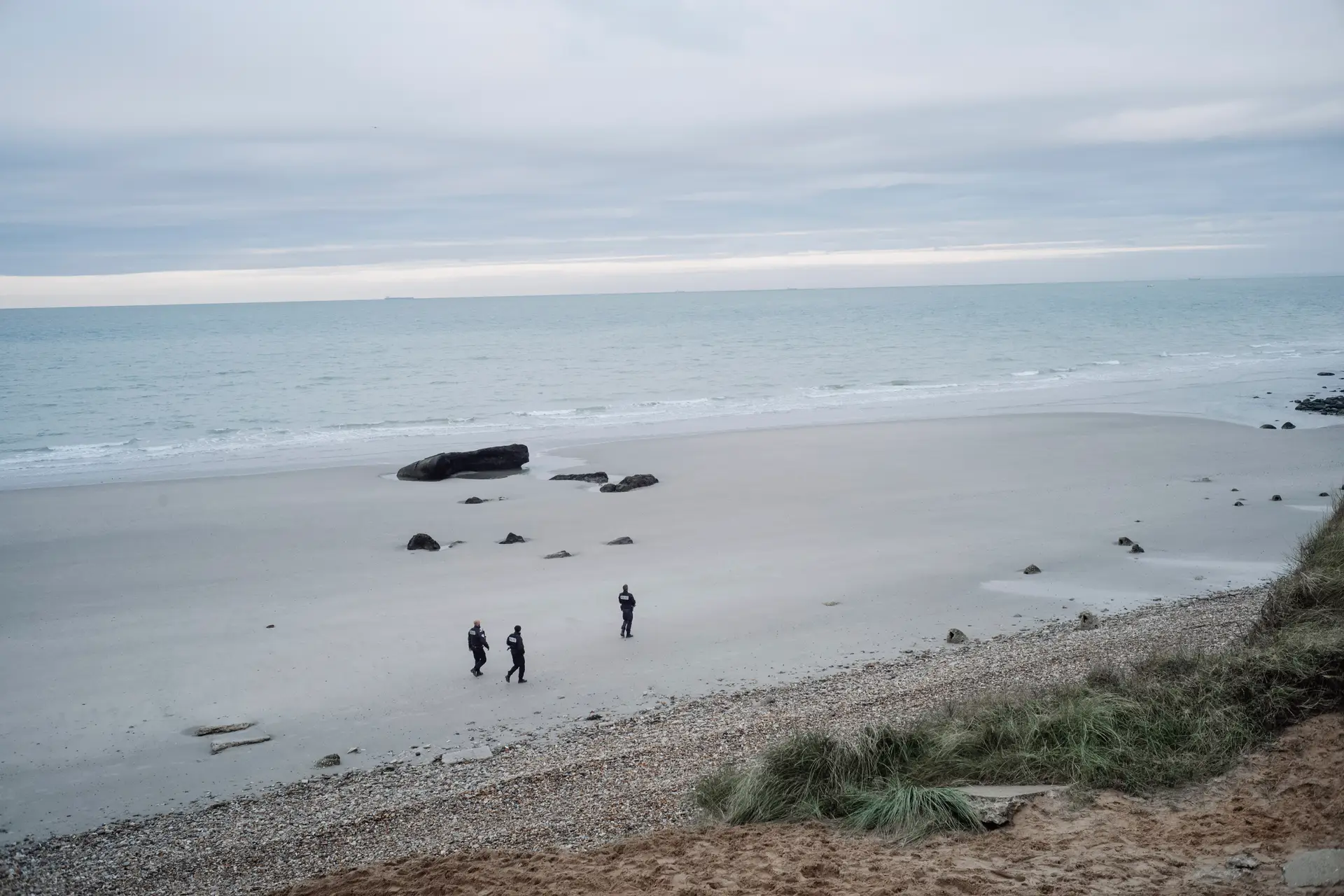 Polícia francesa patrulha praia do norte de França