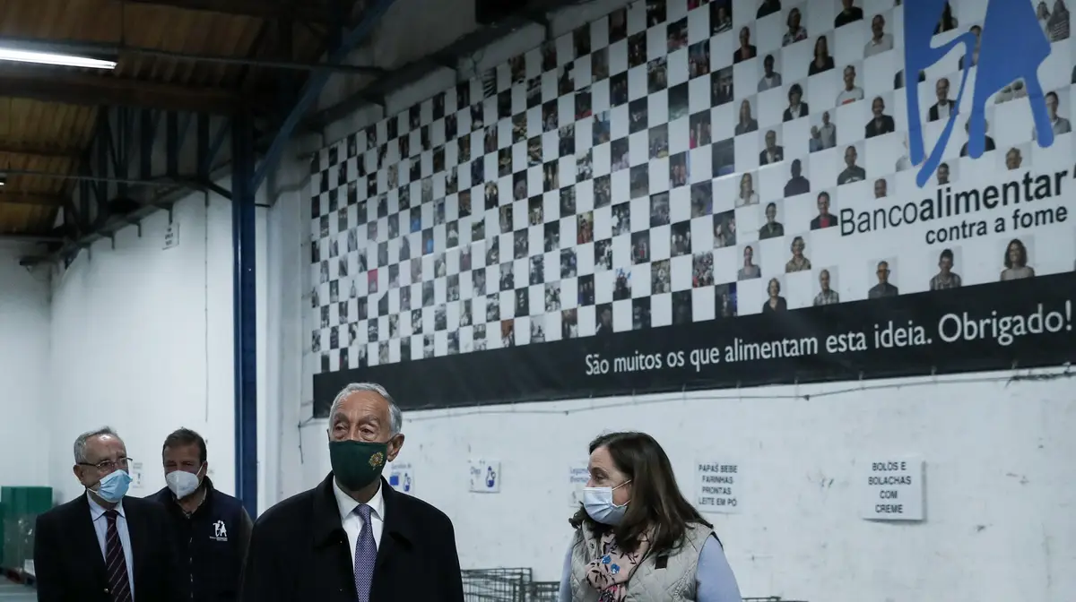 O Presidente da República, Marcelo Rebelo de Sousa, acompanhado pela presidente do Banco Alimentar Contra a Fome, Isabel Jonet, durante uma visita às instalações, em Lisboa.