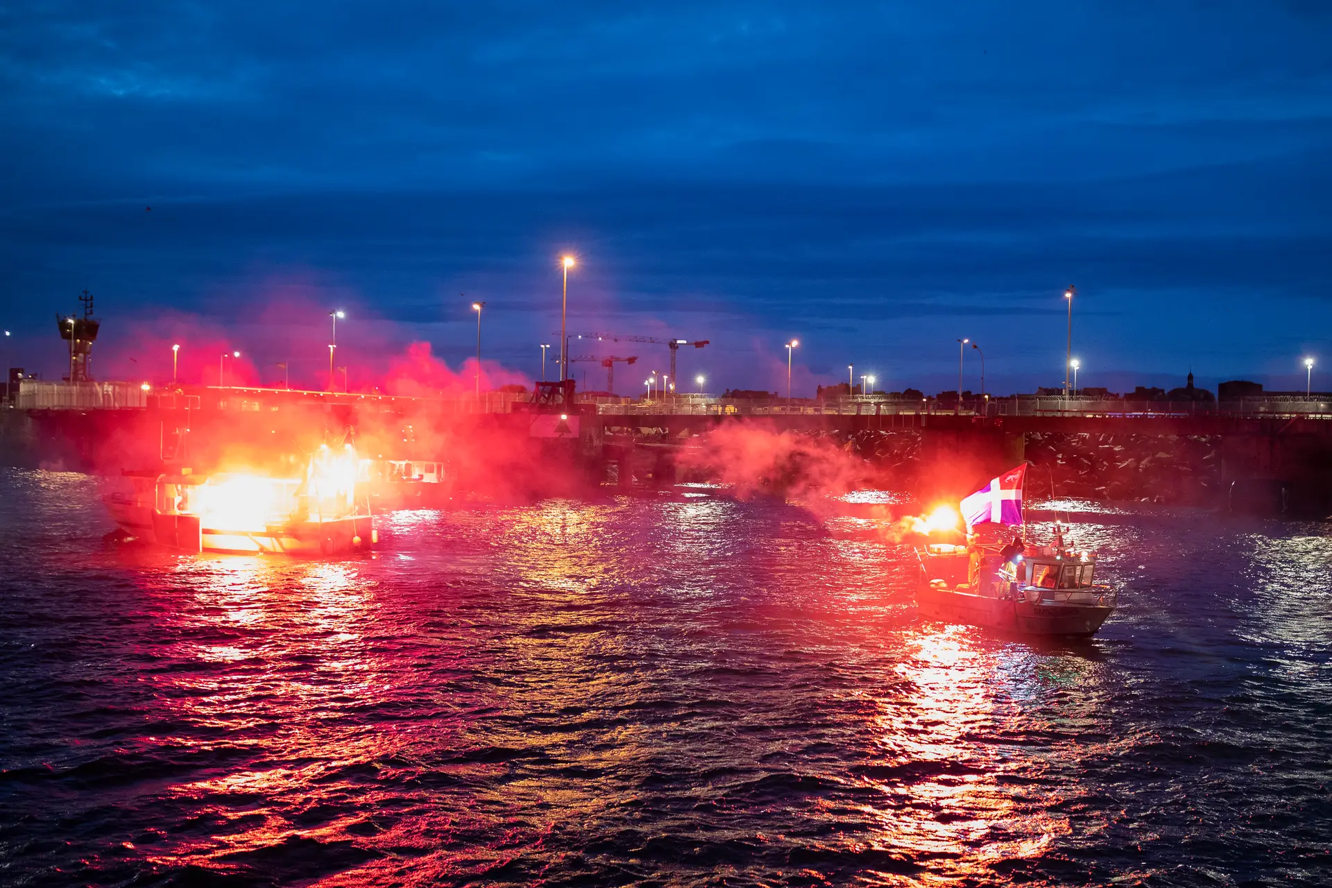 Brexit: pescadores bloqueiam portos no norte de França em protesto