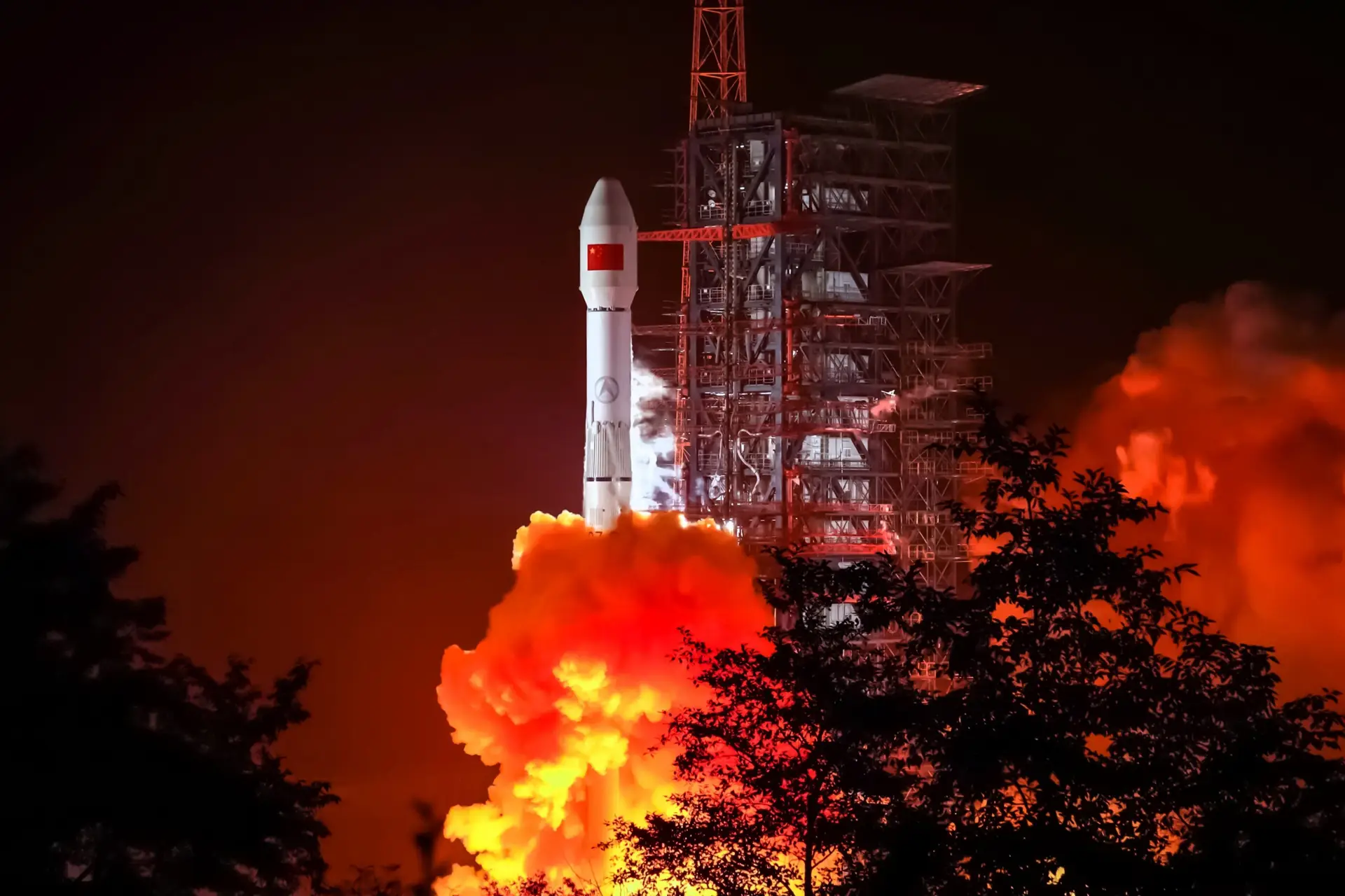 China coloca em órbita um novo satélite capaz de transmitir sinais de telefone, internet, televisão e rádio