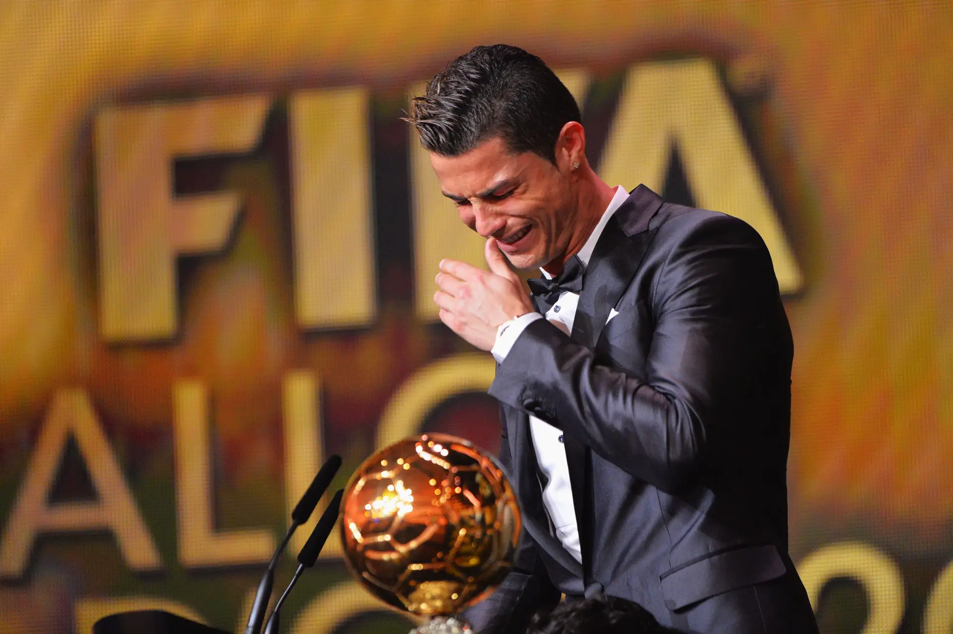 Cristiano Ronaldo recebe Bola de Ouro da FIFA pela segunda vez - SIC  Notícias