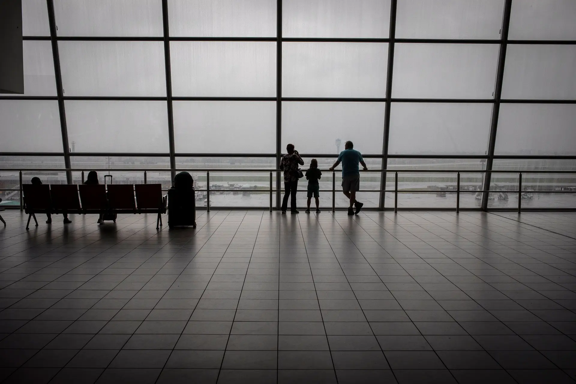 Ómicron: cancelamentos provocam confusão no aeroporto de Joanesburgo
