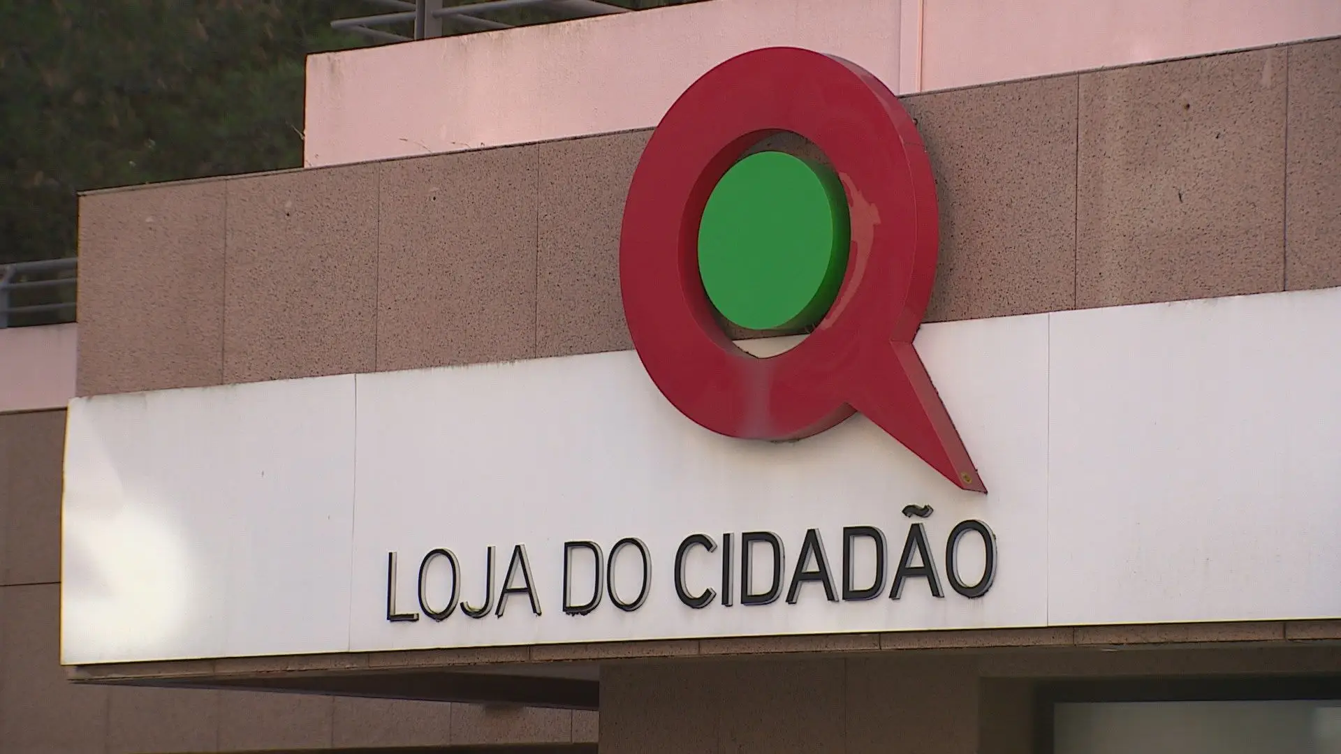Loja do Cidadão: falhas no agendamento prévio provocam filas de centenas de pessoas