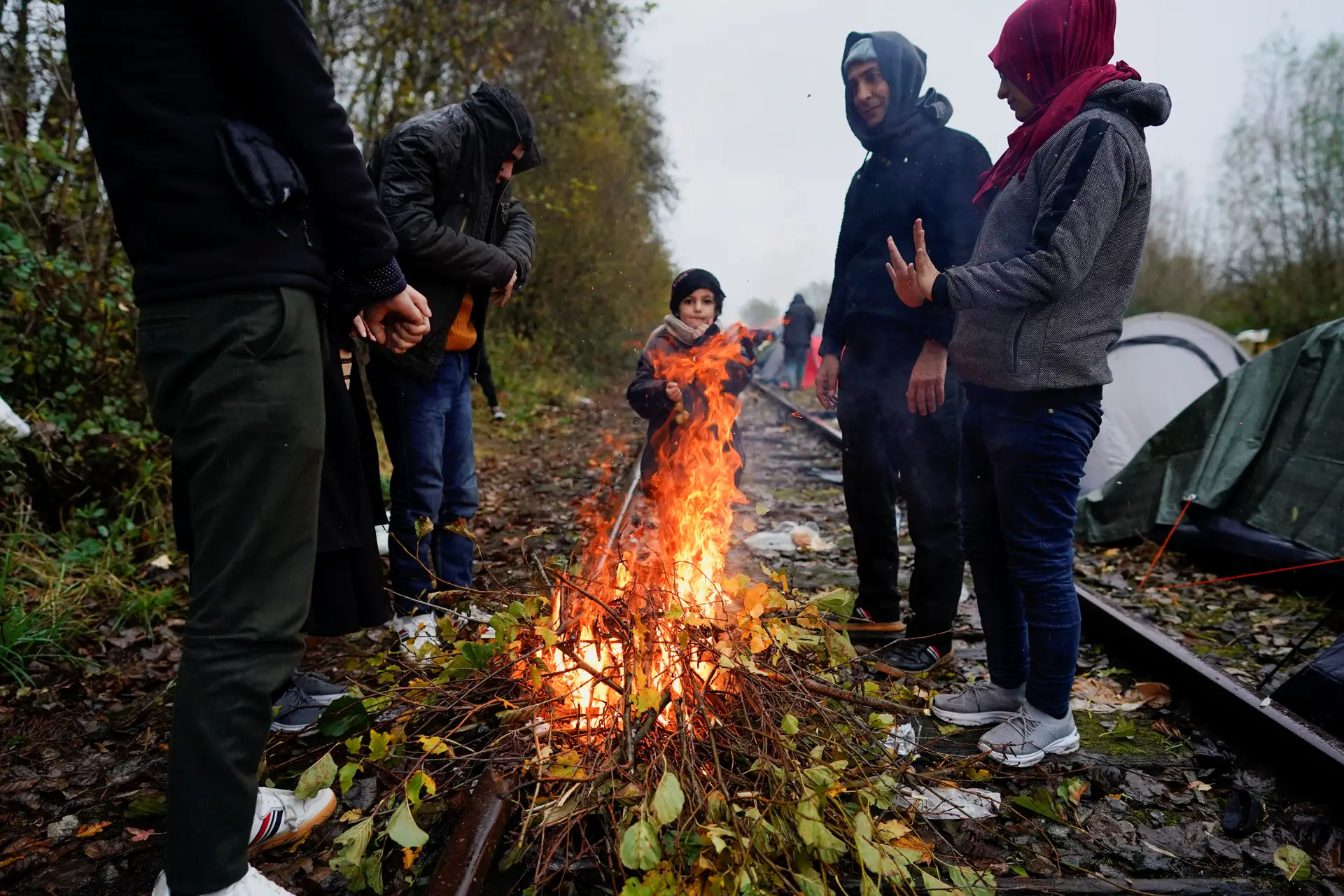 Num acampamento improvisado, perto de Dunkirk, no norte de França, migrantes aquecem-se como podem, enquanto esperam pela oportunidade de embarcar rumo ao Reino Unido. Mesmo com crianças, arriscam na travessia do Canal da Mancha, apesar do recente naufrágio que vitimou 27 pessoas.