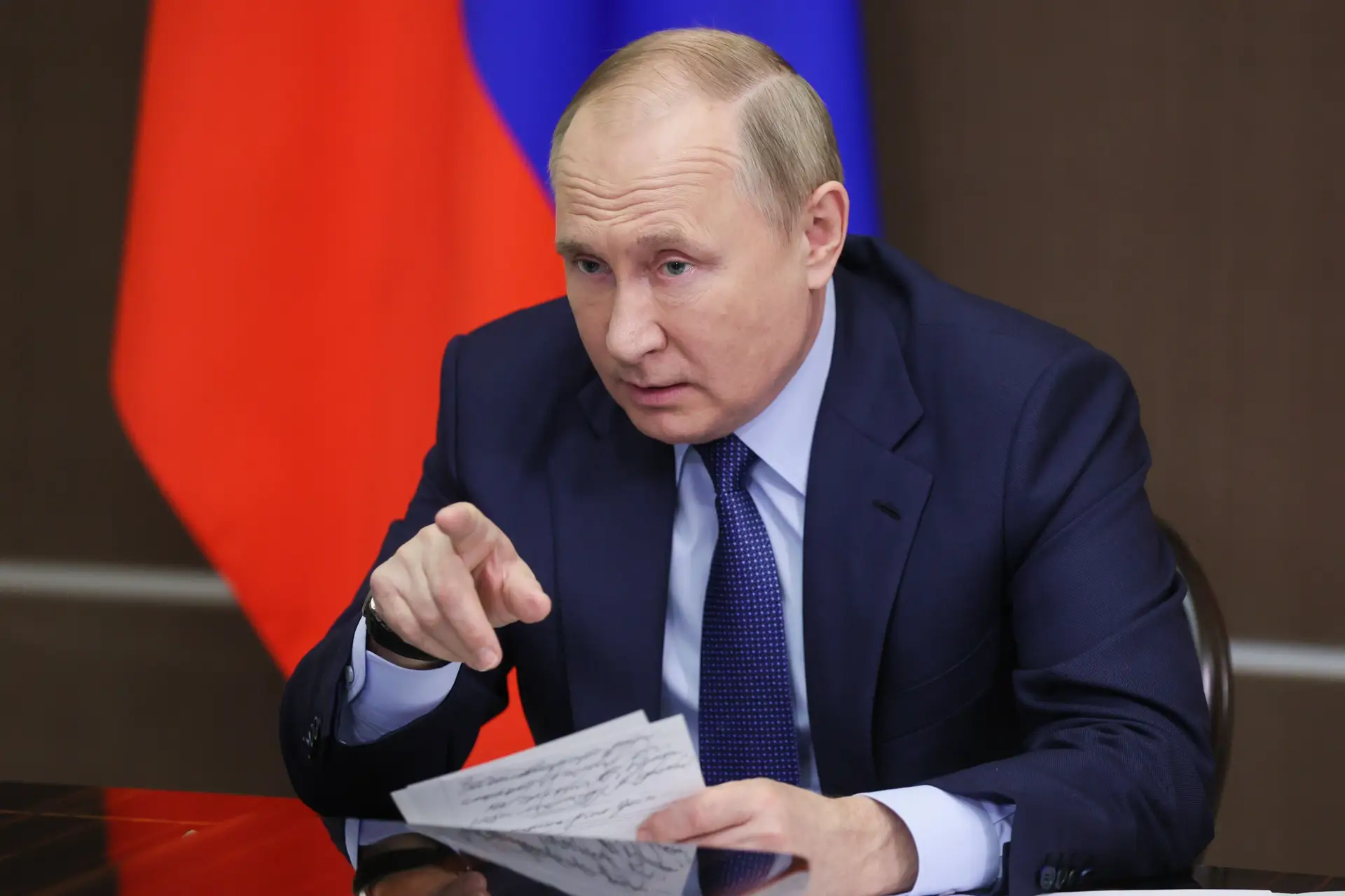 Putin apela ao reconhecimento de vacinas e quer reforço de relações com a China