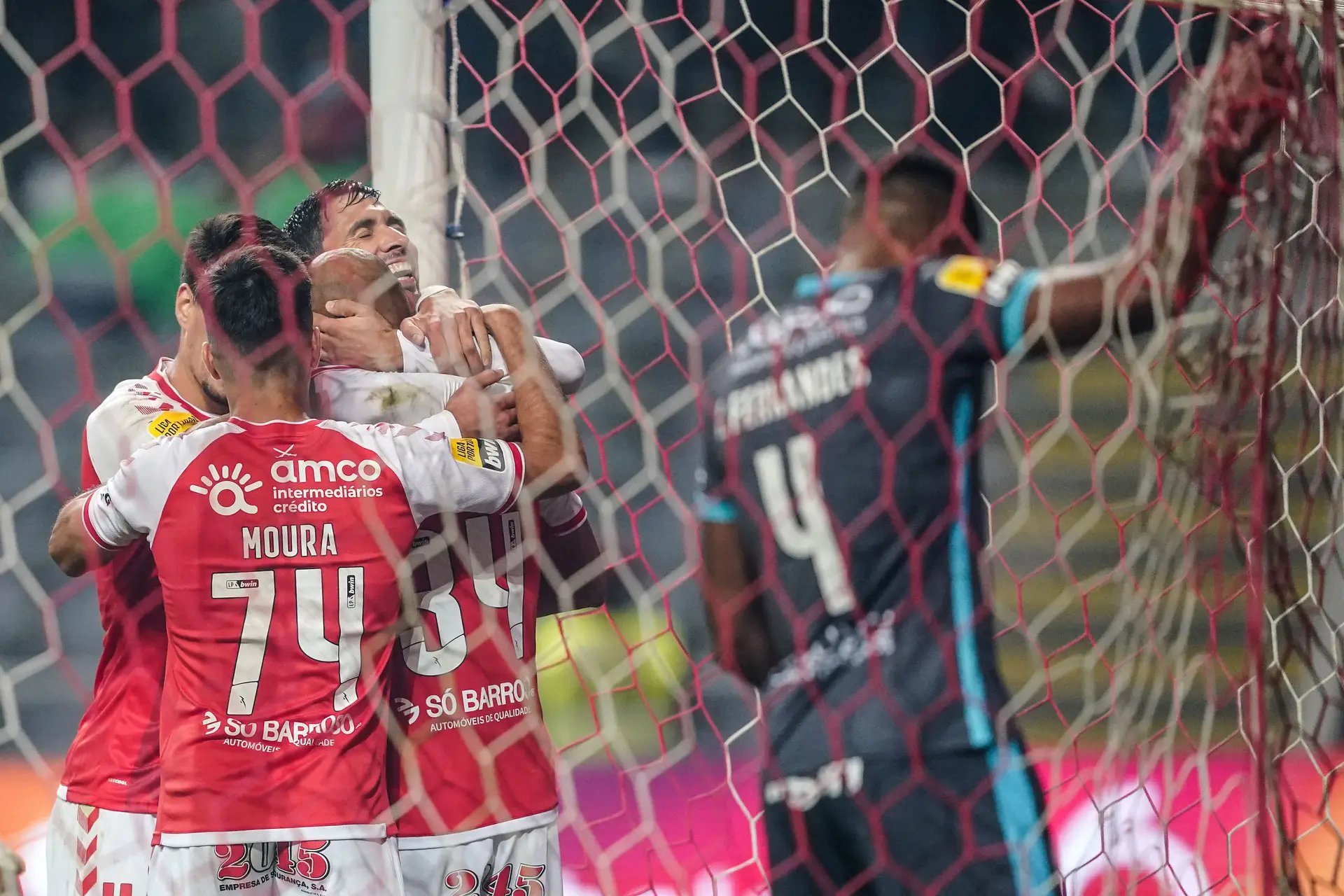 O jogador do Sporting de Braga, Raul Silva, festeja após marcar um golo contra o Vizela durante o jogo da 12.ª jornada da Primeira Liga de futebol realizado no Estádio Municipal de Braga. 