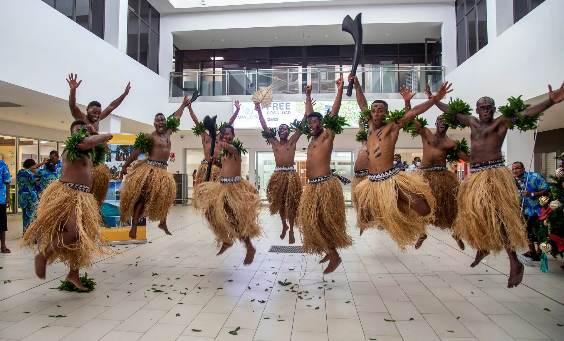 Uma dança tradicional para dar as boas-vindas aos turistas no aeroporto internacional em Nadi, nas ilhas Fiji, a 1 de dezembro de 2021, dia da abertura de fronteiras pela primeira vez desde o início da pandemia, num país com uma economia muito dependente do turismo.