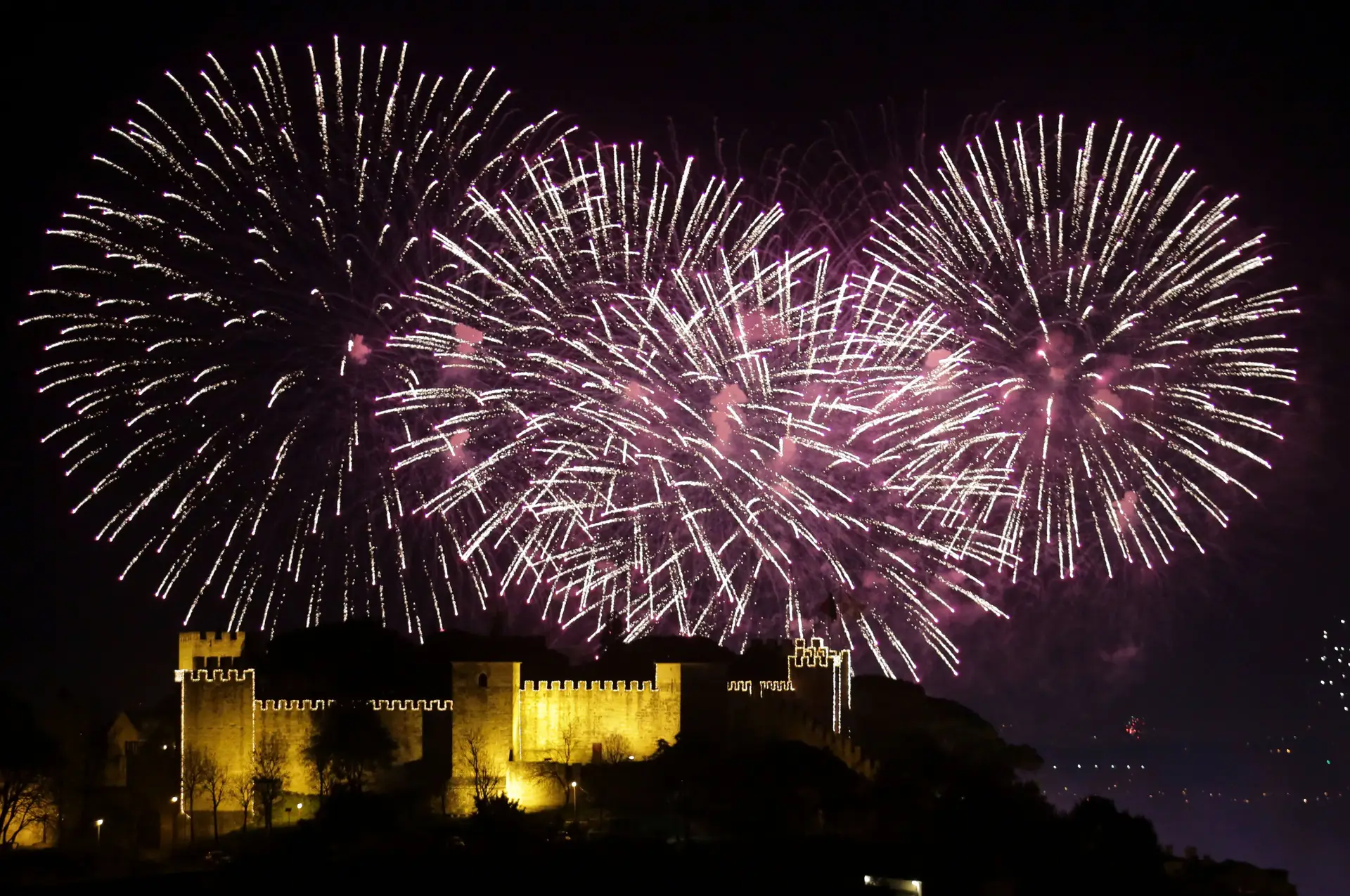 Covid-19: várias autarquias anunciam cancelamento das festas de passagem de ano 