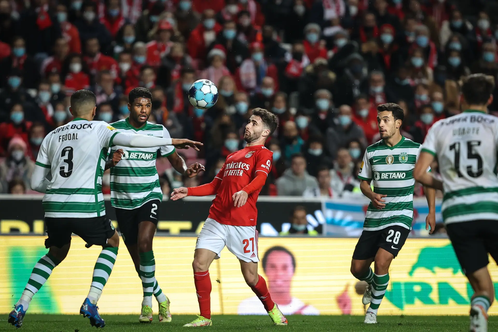 Benfica-Sporting: adepto leonino detido por atirar cadeira contra polícias