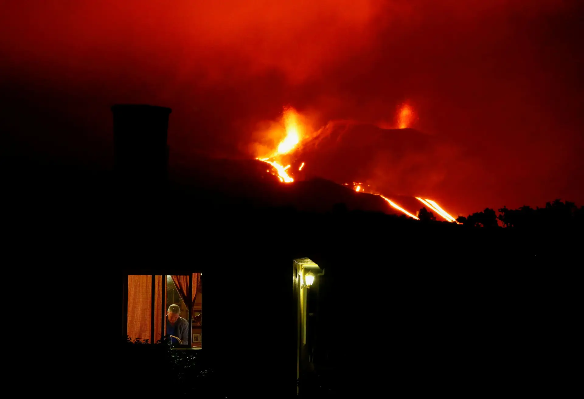 A ilha de La Palma continua a assistir aos rios de lava que são expelidos do vulcão Cumbre Vieja.