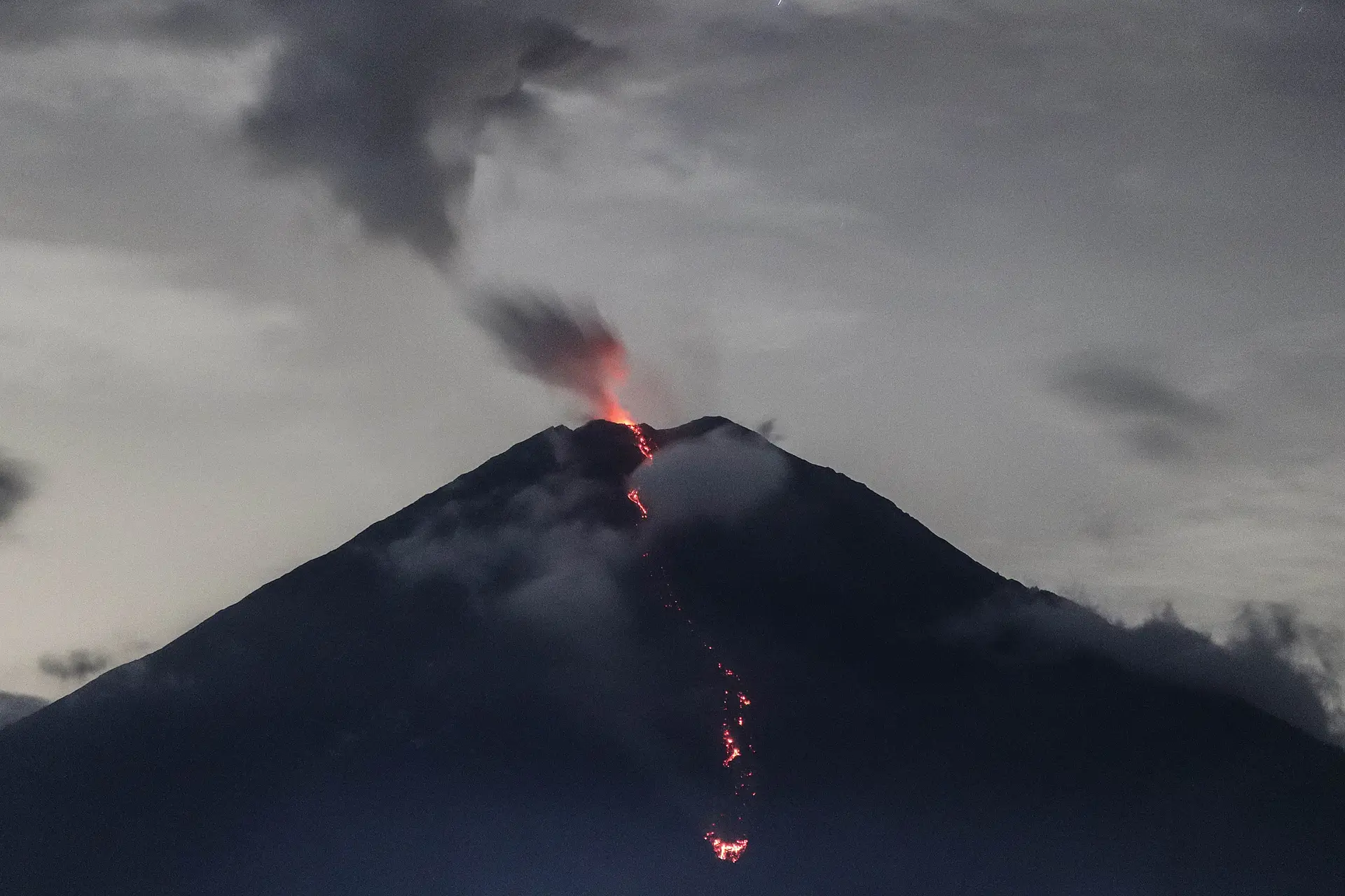 Milhares de pessoas fogem da erupção do vulcão indonésio Semeru