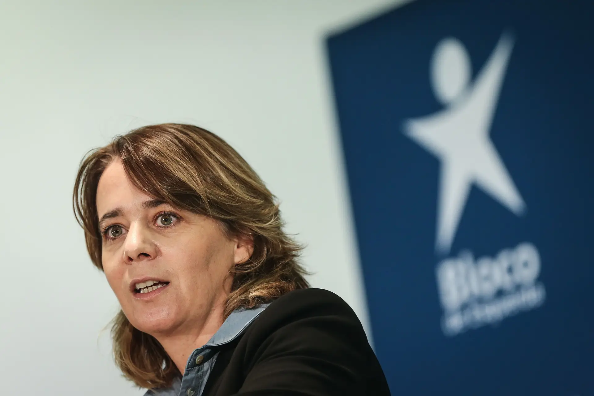 Catarina Martins critica falta de reforço das equipas de rastreio e vacinação