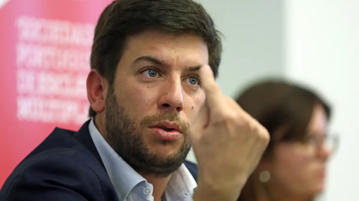O presidente do CDS-PP, Francisco Rodrigues dos Santos, intervém na sessão de encerramento do Congresso da Sociedade Portuguesa de Esclerose Múltipla (SPEM), na Associação Nacional de Farmácias, em Lisboa.
