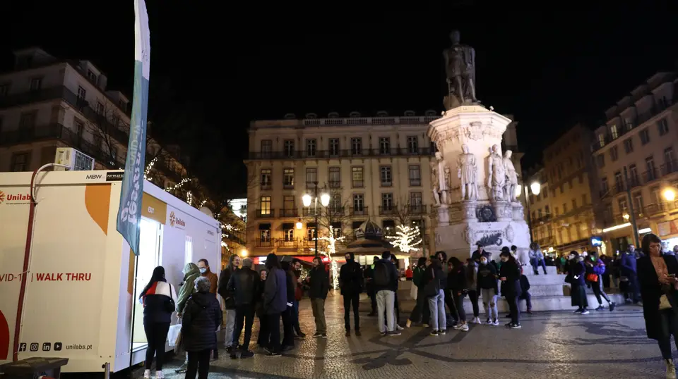 Pessoas aguardam para realizarem um teste à covid -19, perto dos locais de animação noturna, em Lisboa.