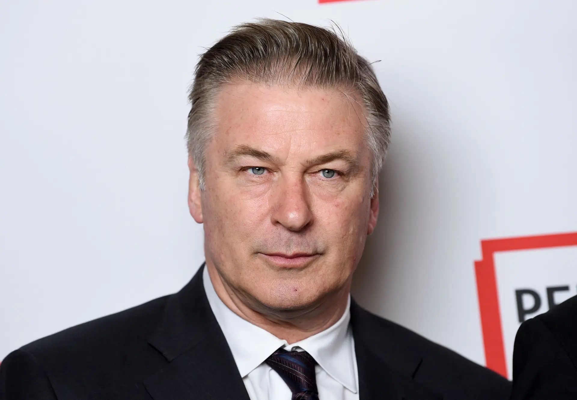 Alec Baldwin apaga conta do Twitter após entrevista sobre tragédia no filme “Rust”