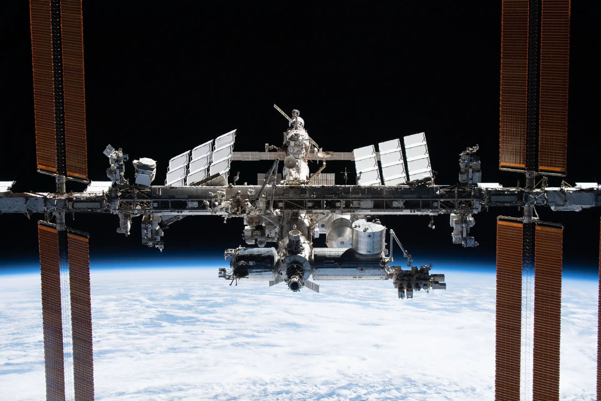A Estação Espacial Internacional, que orbita 400 km acima de nossas cabeças, fotografada pelo astronauta da ESA Thomas Pesquet a partir do SpaceX Crew Dragon Endeavour a 8 de novembro de 2021. Depois desta foto já houve mais um acrescento: o módulo de acoplagem russo Prichal, um nó esférico com seis portas de encaixe para futuras chegadas das naves Progress e Soyuz.