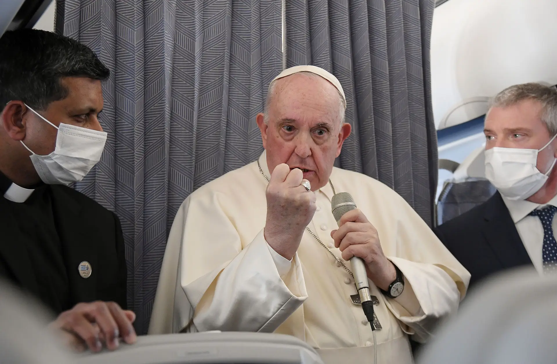 Jovens vivem "prisioneiros dos seus telemóveis", alerta o Papa