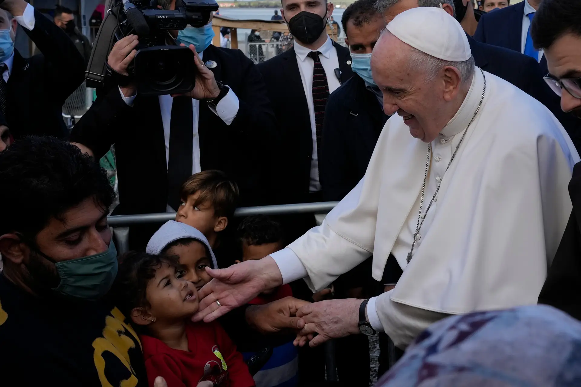 Papa Francisco com migrantes durante a visita ao campo de refugiados de Kara Tepe, na ilha grega de Lesbos, este domingo. O chefe da Igreja Católica contactou de perto com migrantes, incluindo muitas crianças e jovens que o quiseram saudar. Em Lesbos, o Papa denunciou a indiferença da Europa e os discursos anti-imigração.