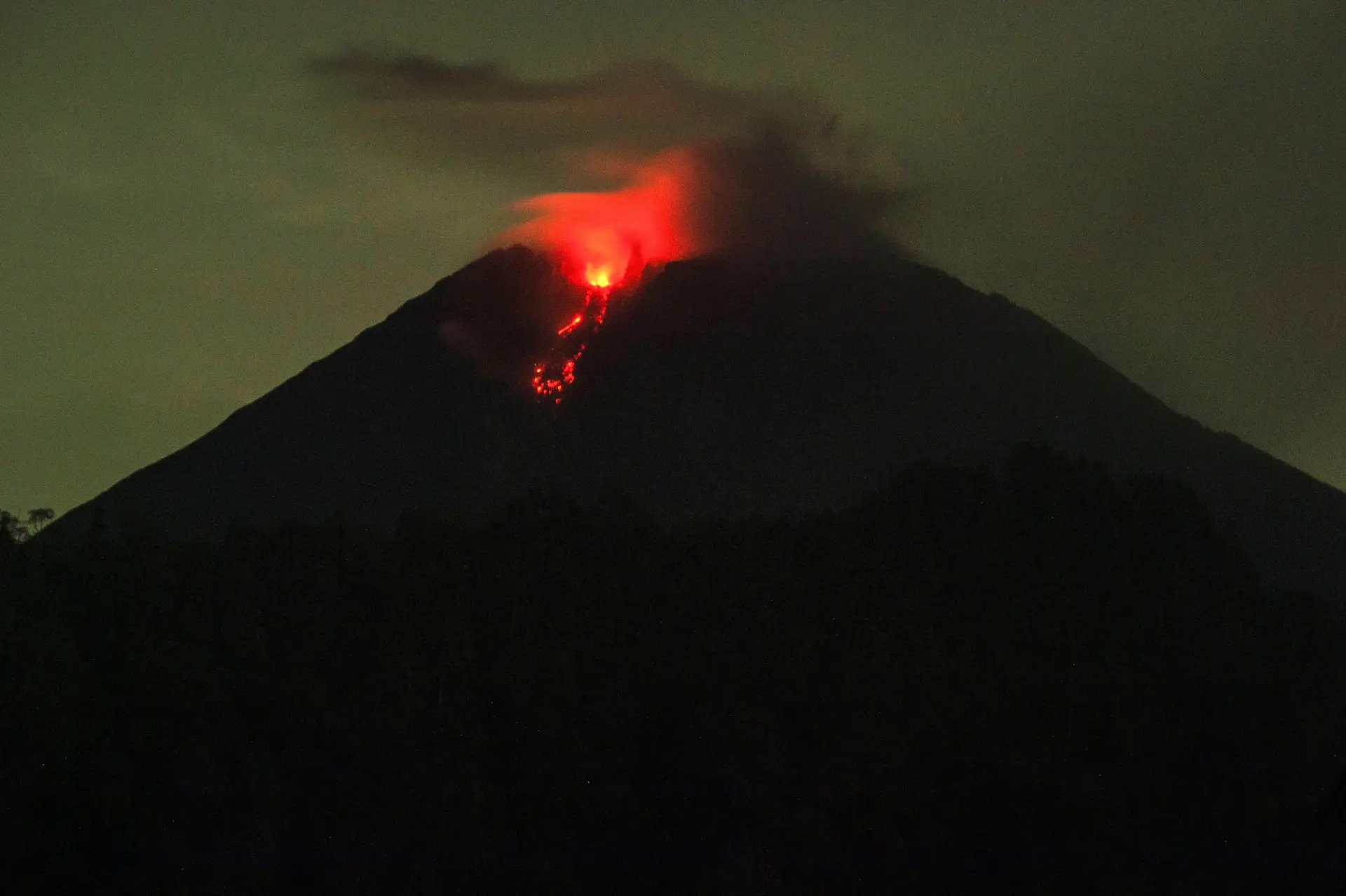 Vulcão Semeru, na ilha de Java, Indonésia.