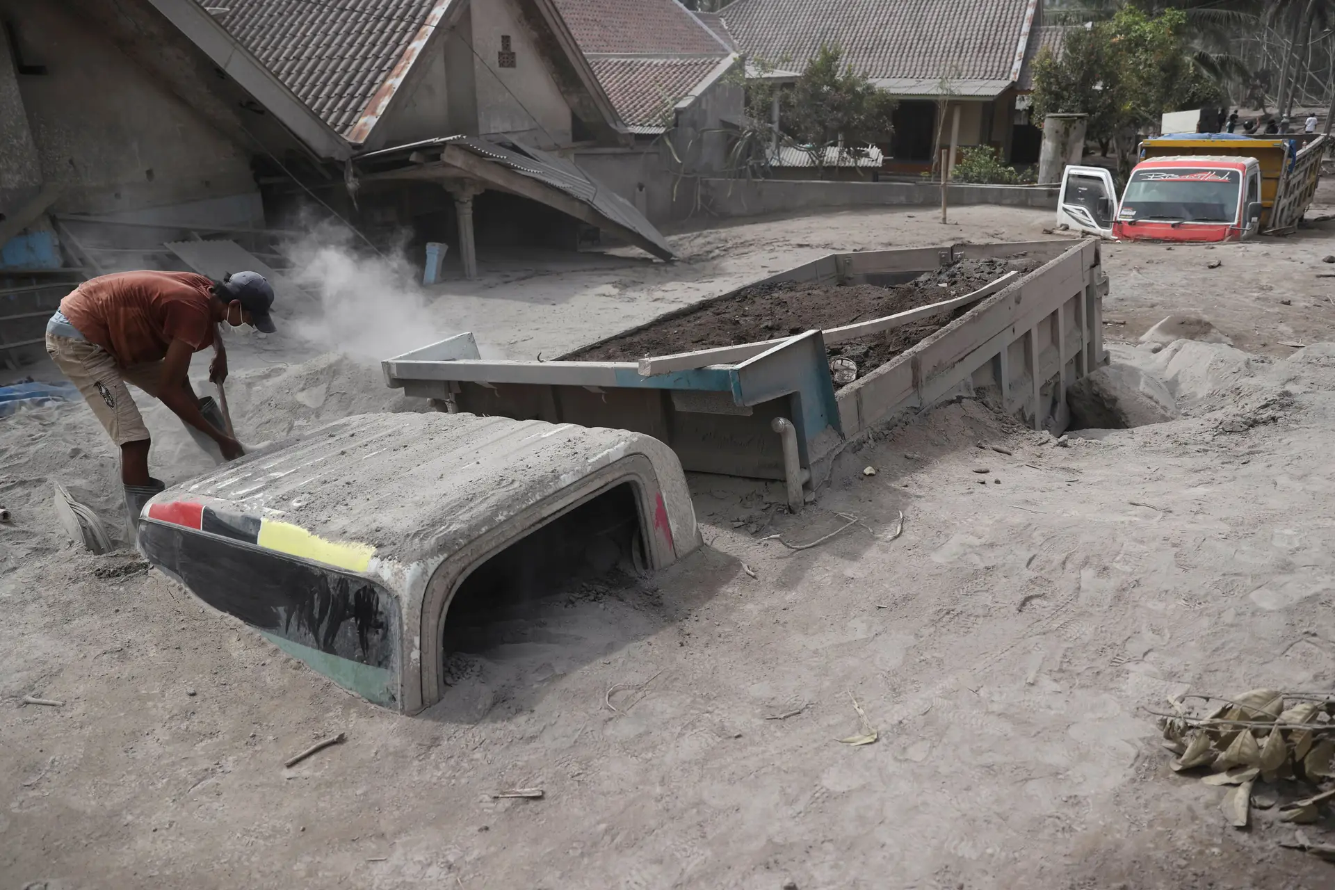 Viaturas submersas nas cinzas na ilha de Java, na Indonésia, após a erupção do vulcão Semeru. Mais de 30 pessoas morreram e perto de 3 mil casas ficaram destruídas. A violenta erupção aconteceu no sábado e causou uma enorme uma coluna de cinzas que atingiu os 12 mil metros.