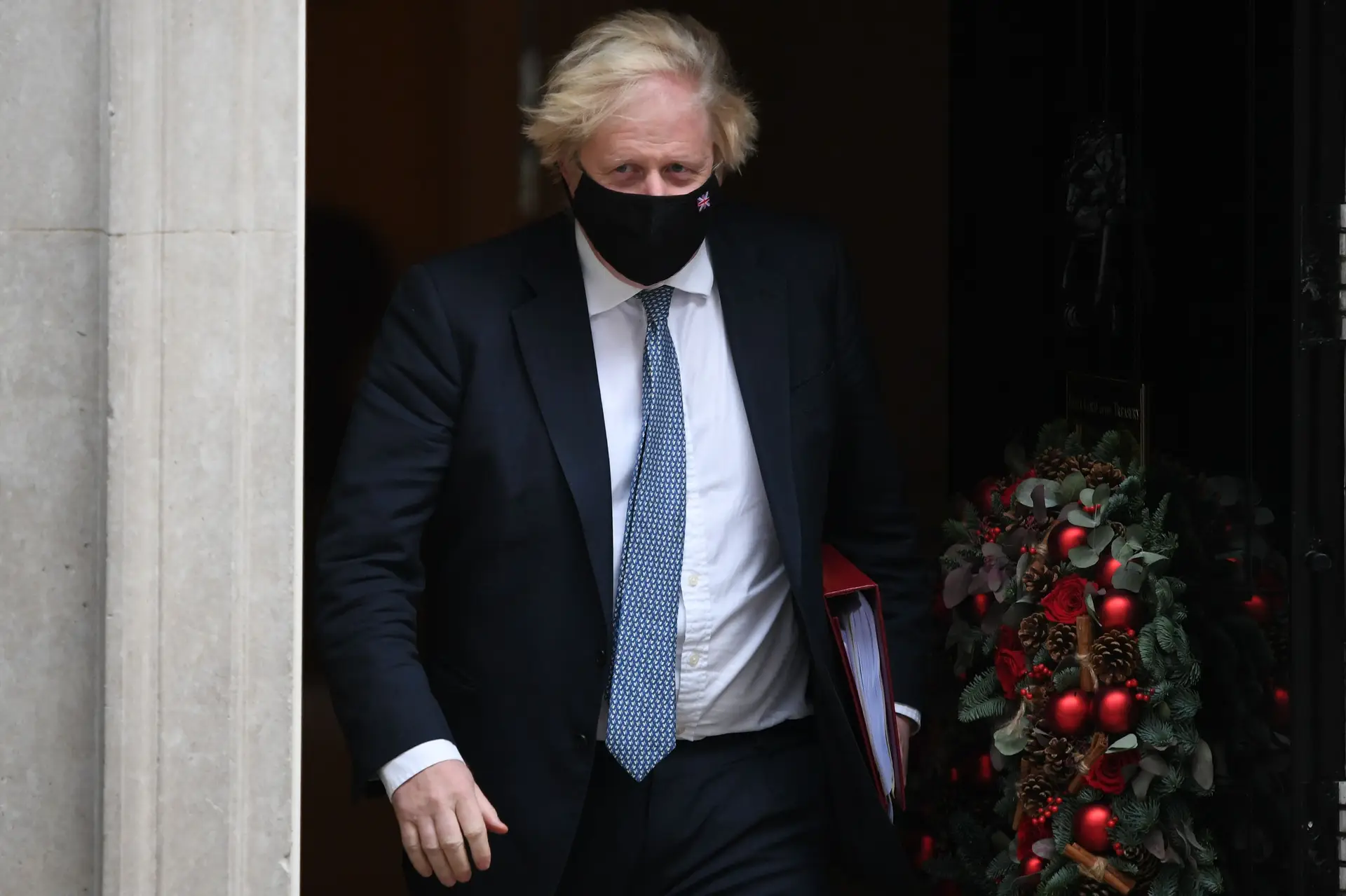 "Furioso" com vídeo, Boris Johnson pede desculpa mas nega festa de Natal