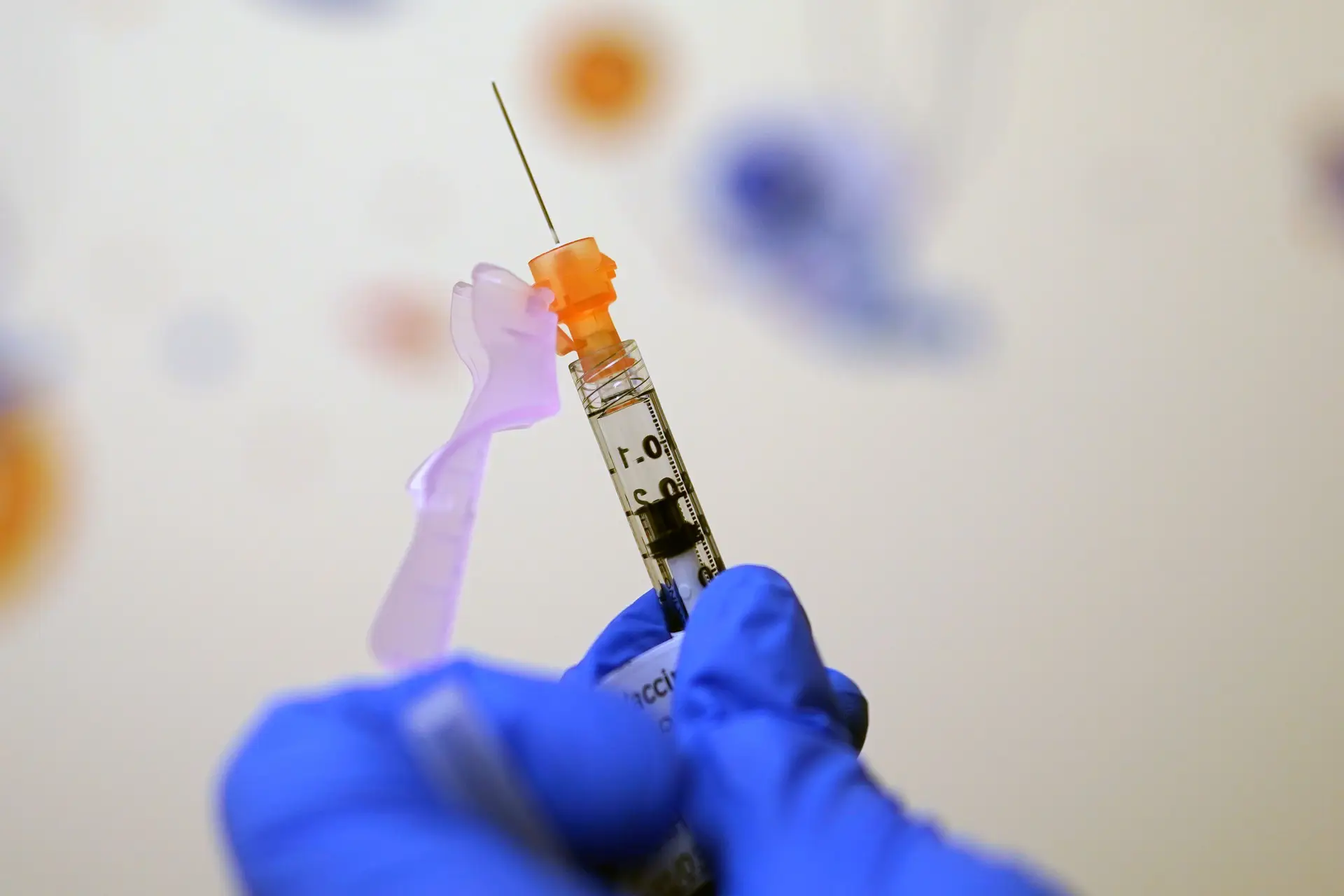 Covid-19: socióloga diz que hesitação perante vacinas tem perfil semelhante à rejeição da vacinação infantil