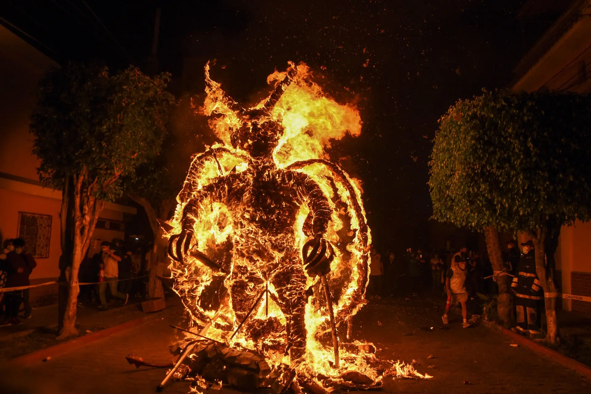 Uma figura que representa o diabo arde durante as celebrações da Imaculada Conceição, na Cidade da Guatemala, esta quarta-feira. O evento marca o início dos festejos de Natal na Guatemala.