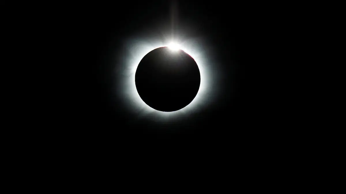 Um eclipse solar total visto na Antártida.