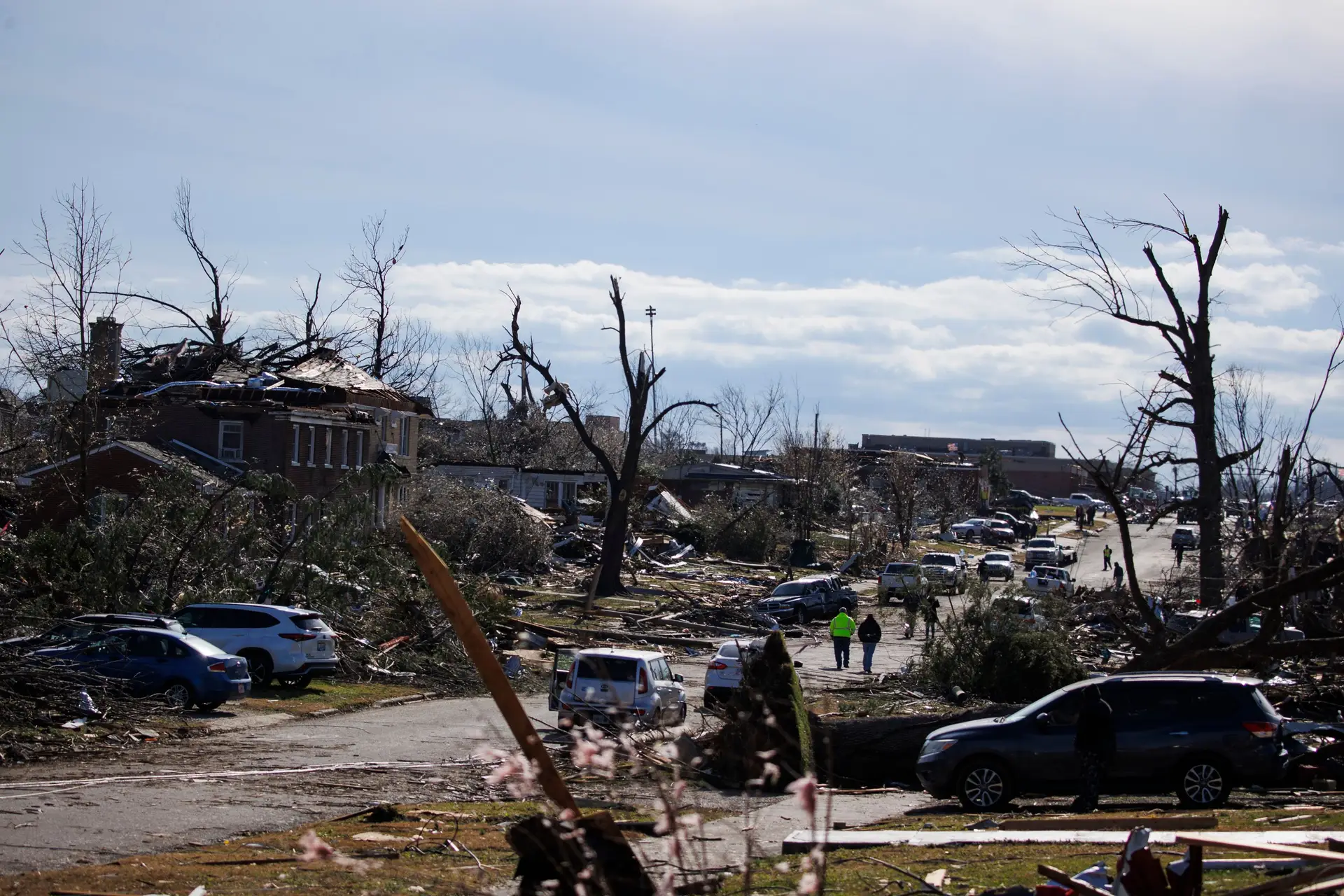 Tornados nos EUA fizeram 83 mortos e equipas de socorro procuram sobreviventes