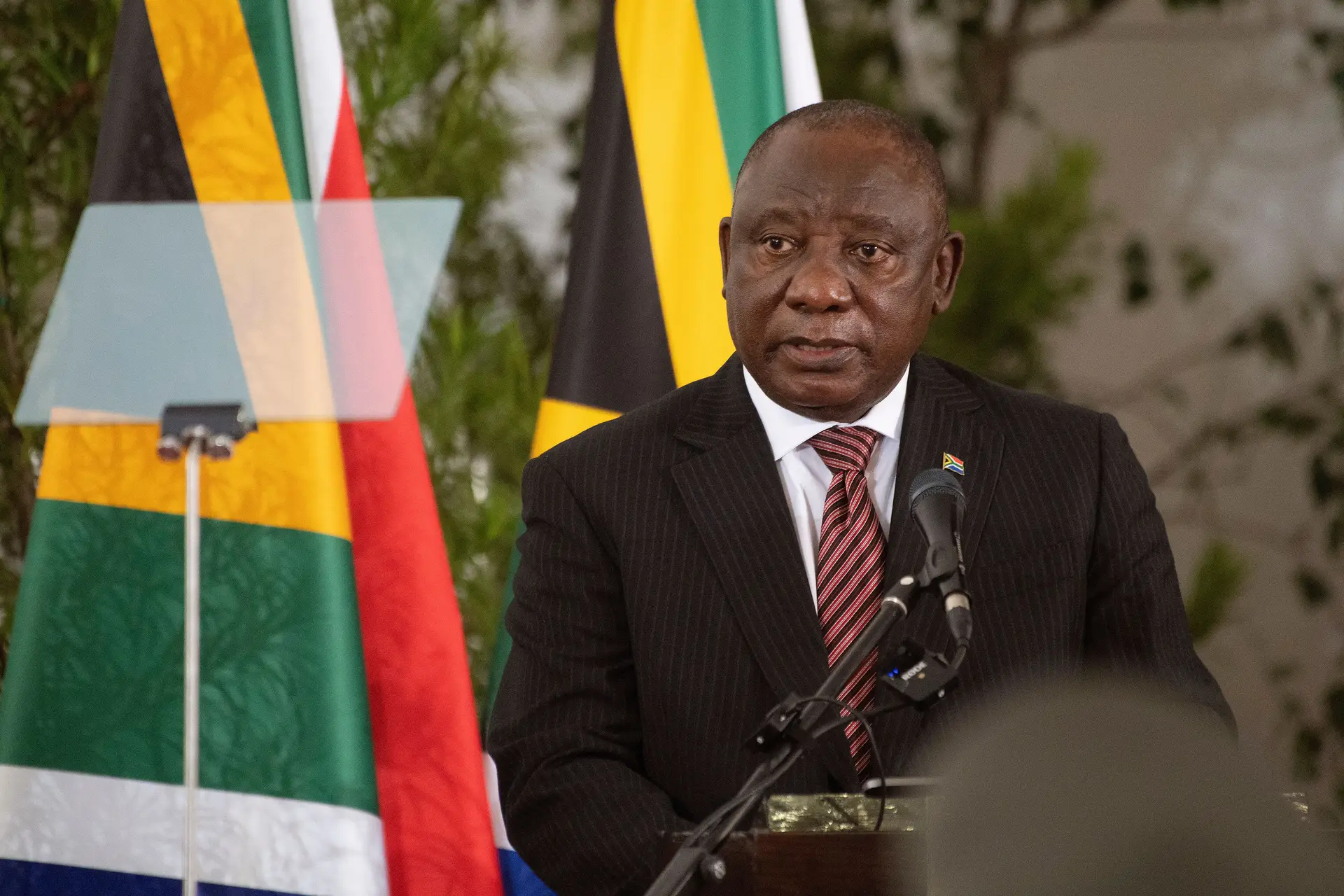 Covid-19: Presidente sul-africano testa positivo e apresenta sintomas leves