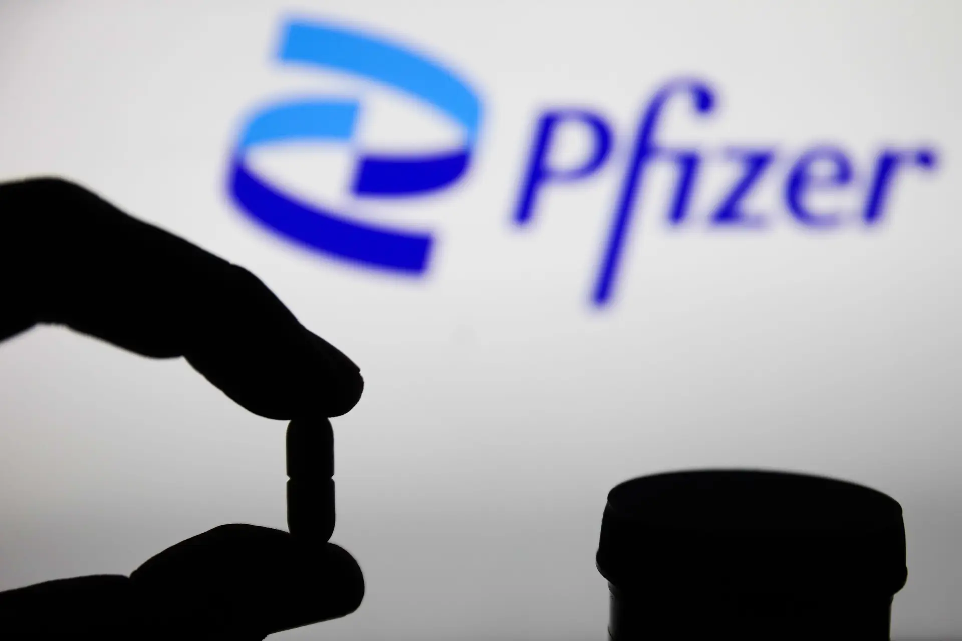 Covid-19: Israel autoriza uso do comprimido da Pfizer e encomenda milhares de doses