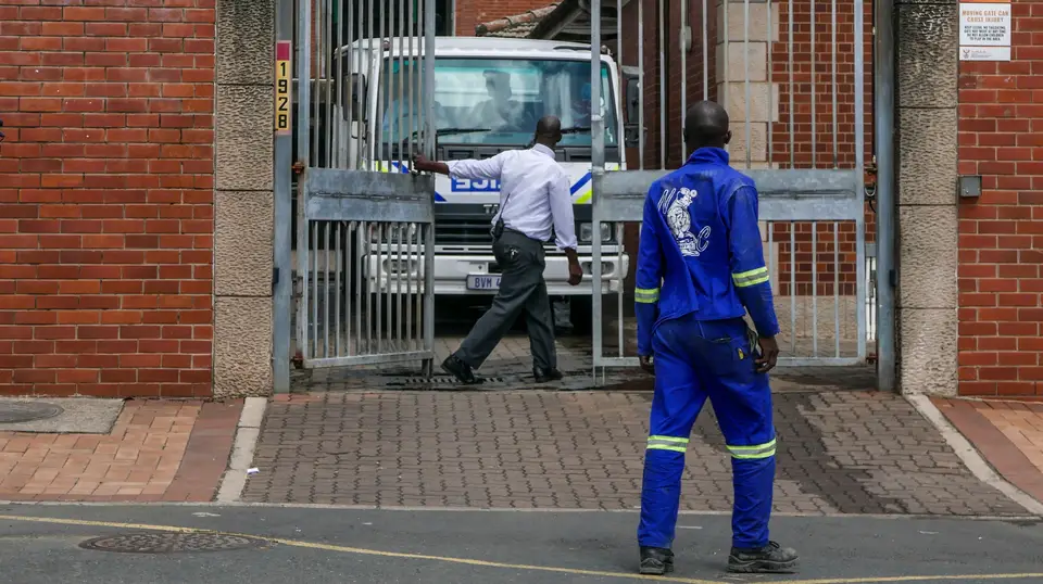 Transportes de detidos, onde deverá estar o ex-banqueiro João Rendeiro, à chegada ao Tribunal de Verulam onde será presente a um juiz nos subúrbios de Durban, África do Sul.