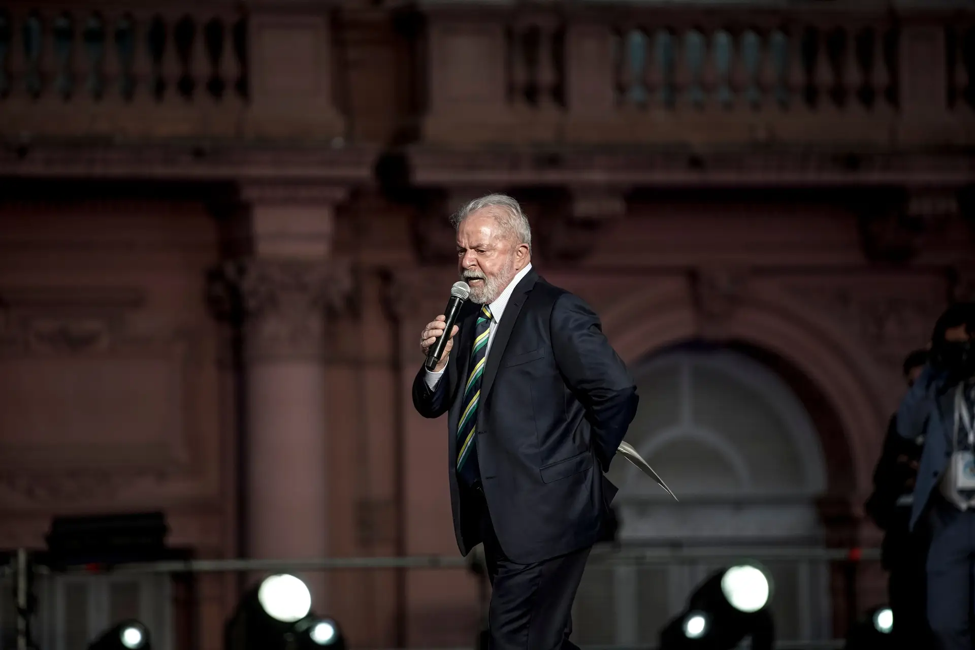 Lula é o favorito à corrida presidencial no Brasil, revela sondagem