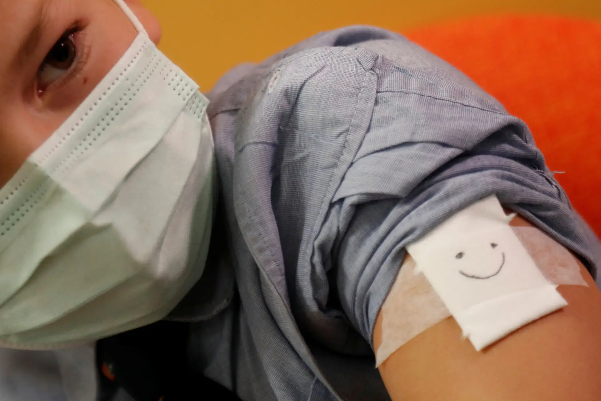 Pablo Peiro, 9 anos, recebeu a primeira dose da vacina contra a covid-19 em Madrid, Espanha.