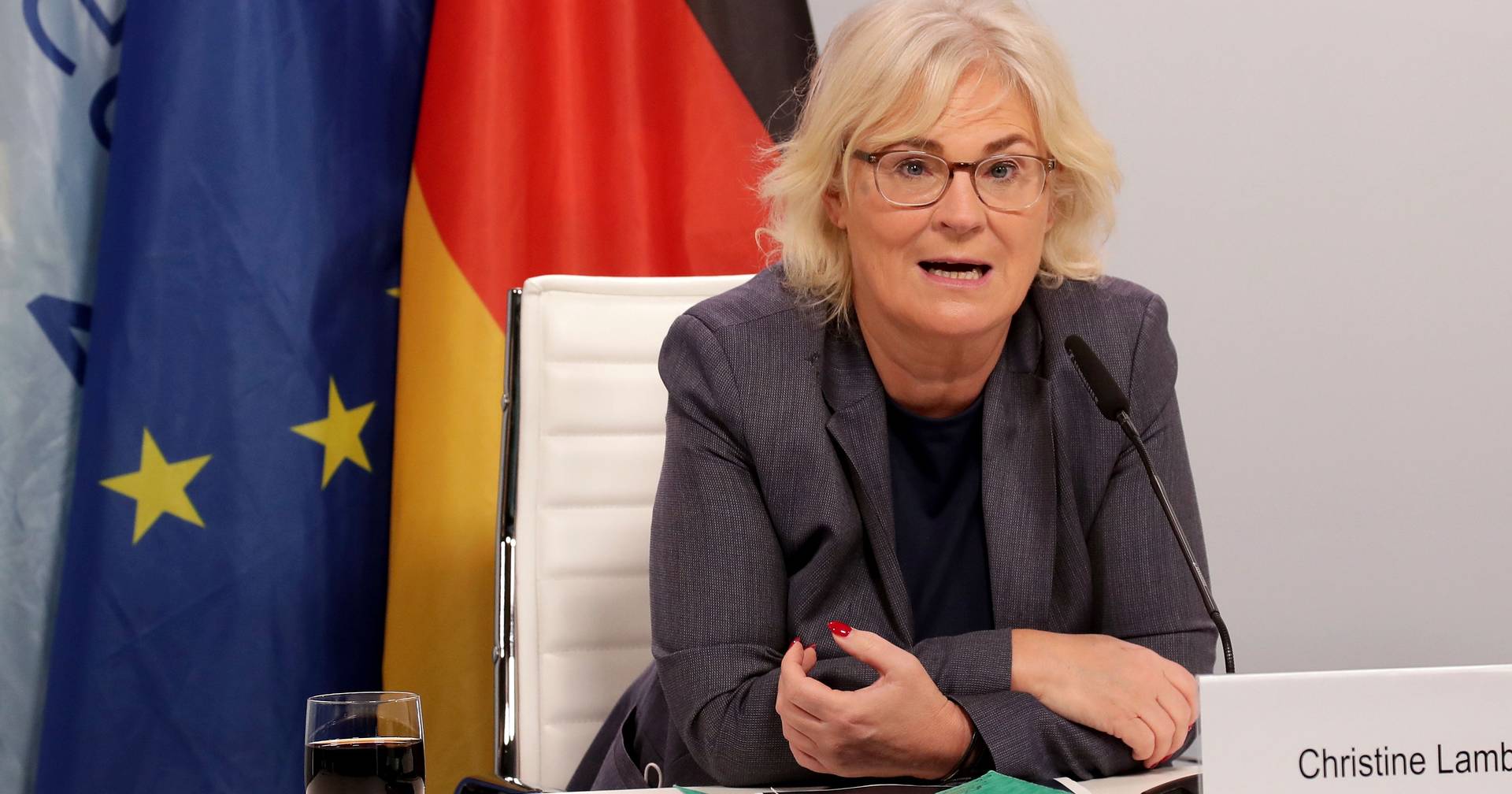 Bundesverteidigungsminister fordert härtere Sanktionen gegen Russland Bundesverteidigungsminister fordert härtere Sanktionen gegen Russland