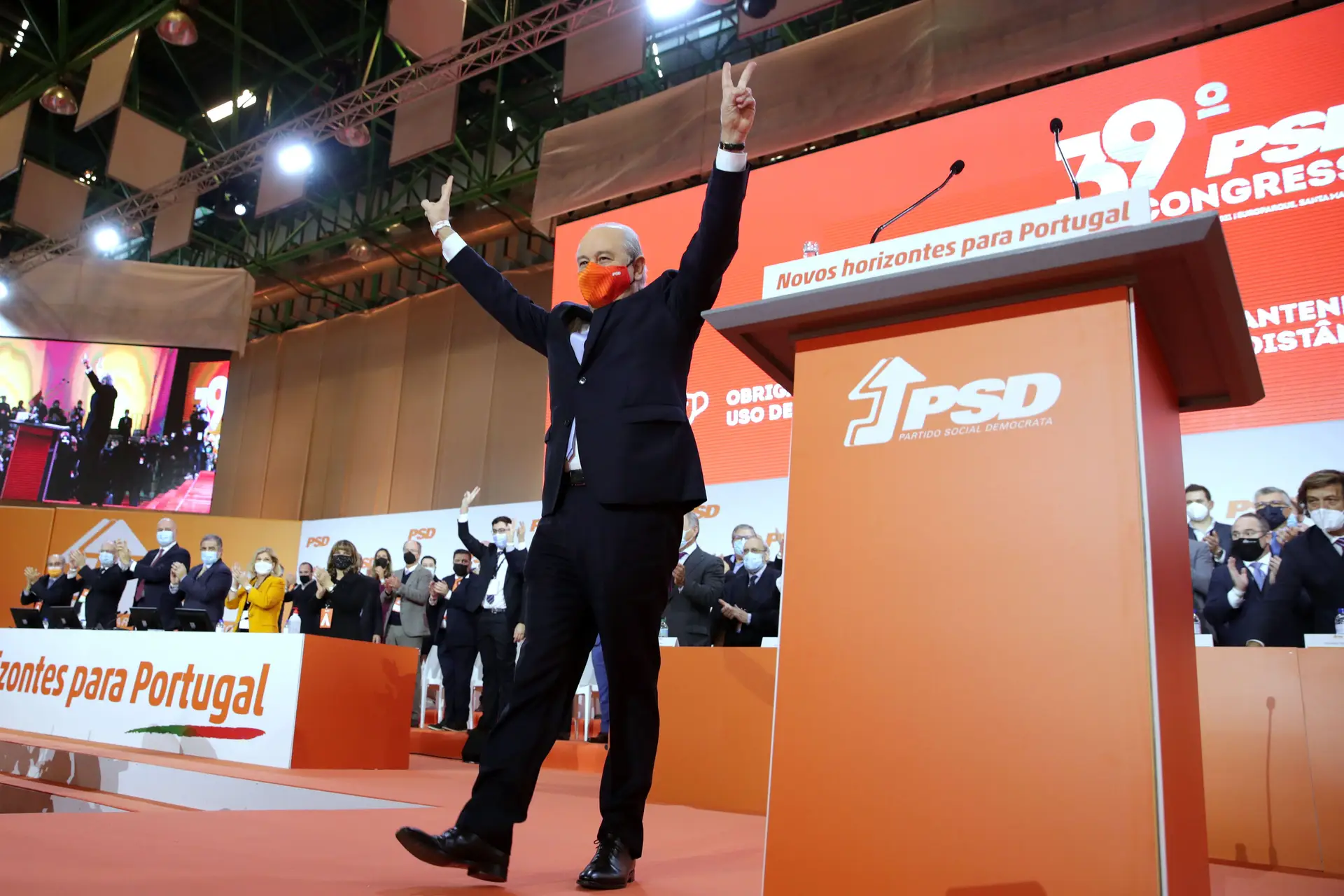 39.º Congresso do PSD: o discurso de encerramento (as críticas, promessas e  recados) de Rui Rio - SIC Notícias
