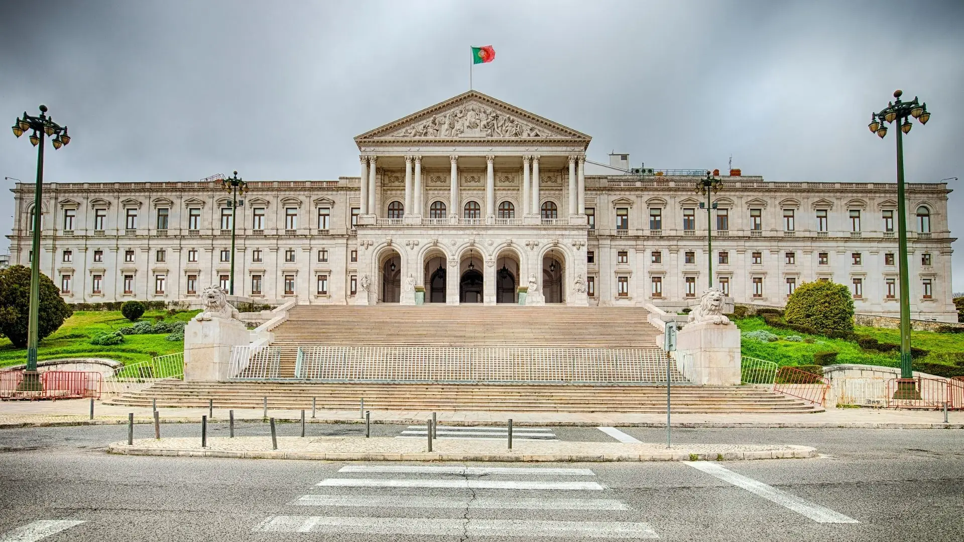From Social Networks to Recycling: New Code of Ethics and behavior of Parliament Officers